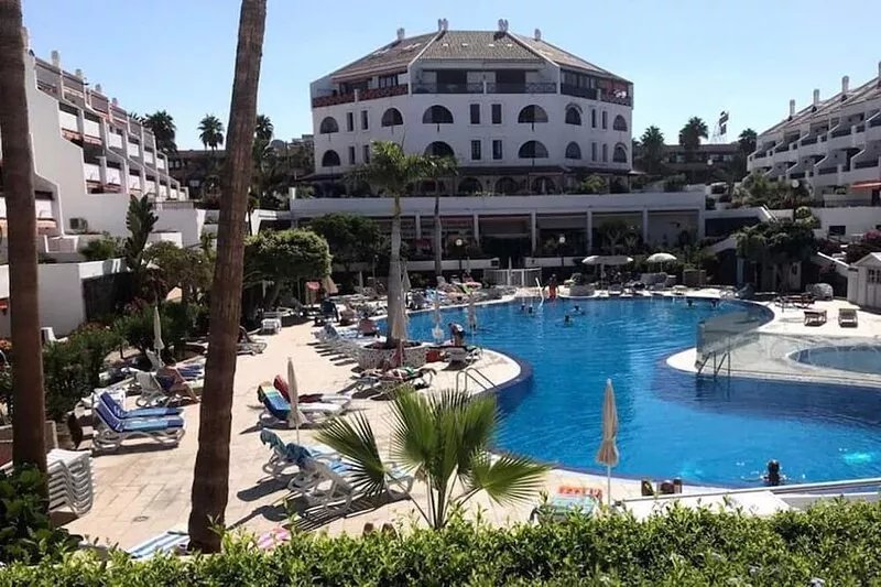 Beautiful large 2 bed apartment close to beach and all amenities