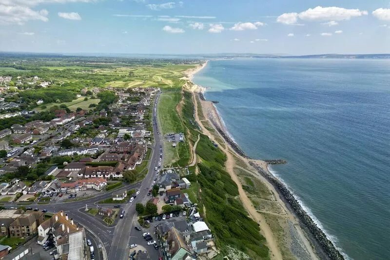 Luxury Ground Floor Apartment opposite the Beach
