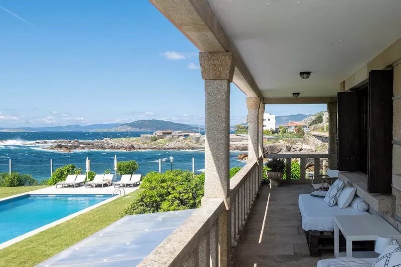 Amazing villa by the sea