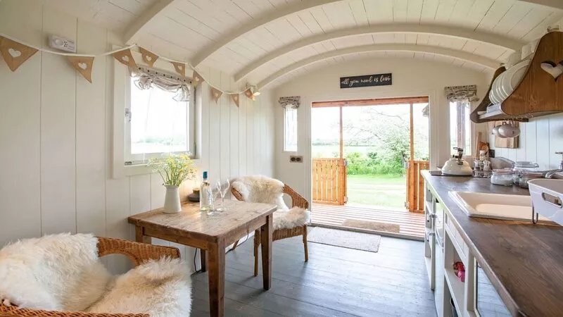 Dog friendly luxury shepherd's hut for 2 in the Cotswolds - Vespers