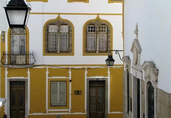 Antiga Casa dos Morgados do Esporao com Janelas Manuelinas
