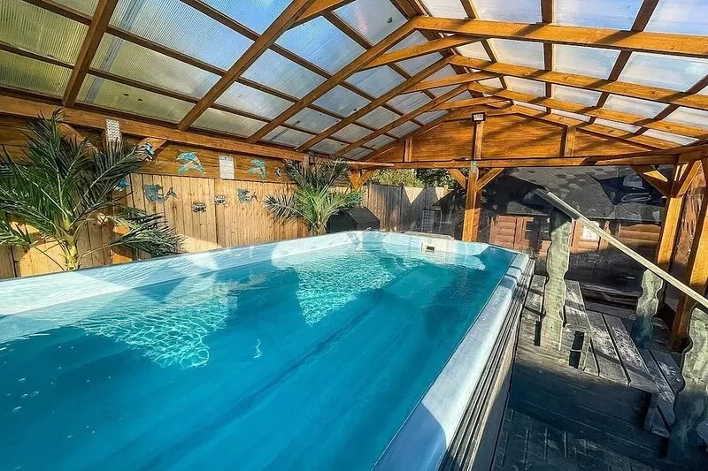 Bespoke holiday home with private pool and hot tub, sleeps 8 ref 34073P