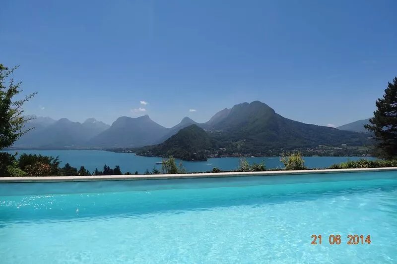 EXCEPTIONAL VIEW OF LAKE and mountains, 20 minutes Annecy, 300 m from beach