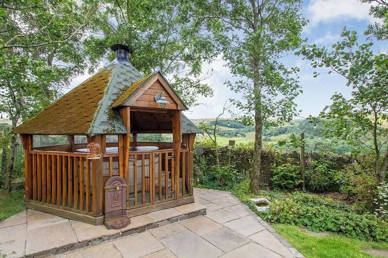 ROUGH BANK BARN, pet friendly, character holiday cottage in Newhey