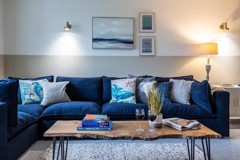 Lakeside: Rhosneigr family villa for up to 8 guests