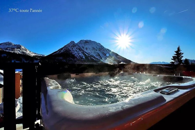 CHALET 16/18 PERSONS JACUZZI SAUNA CINEMA ROOM VIEW SLOPES AND MOUNTAINS