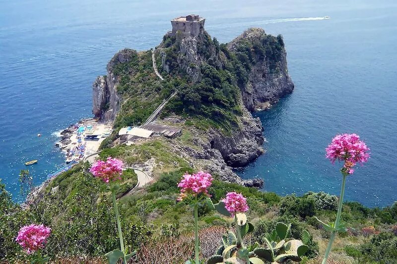 4 bedrooms Villa with amazing Terrace 10 mins away from the Beach