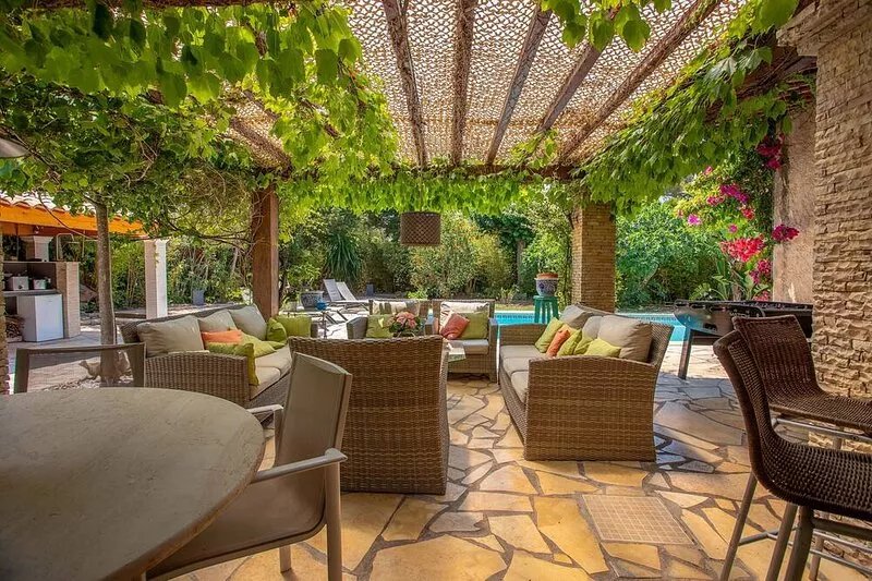 PROVENCAL VILLA NEAR THE SEA