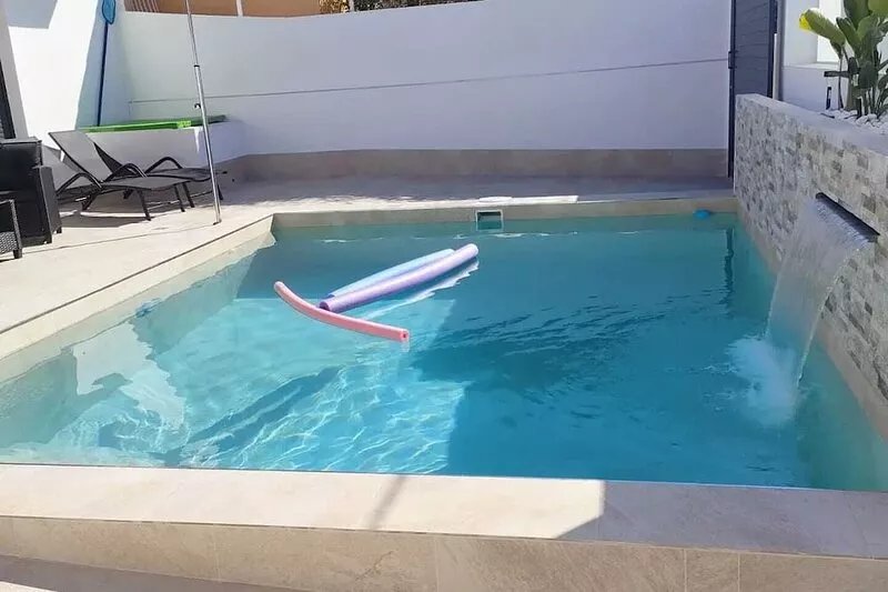 Independent villa with private pool, 5 min from the beach!