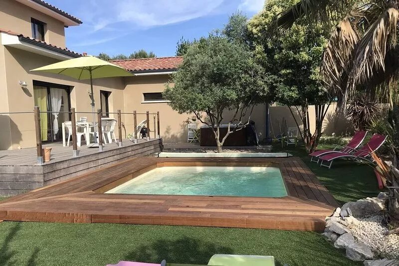 Air-conditioned Villa, Terrace,pool,Spa,landscaped garden, Private parking