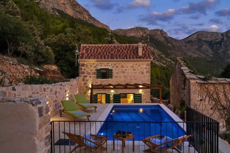 Cozy holiday home with heated pool, terrace, sea view, quiet location, WiFi,
