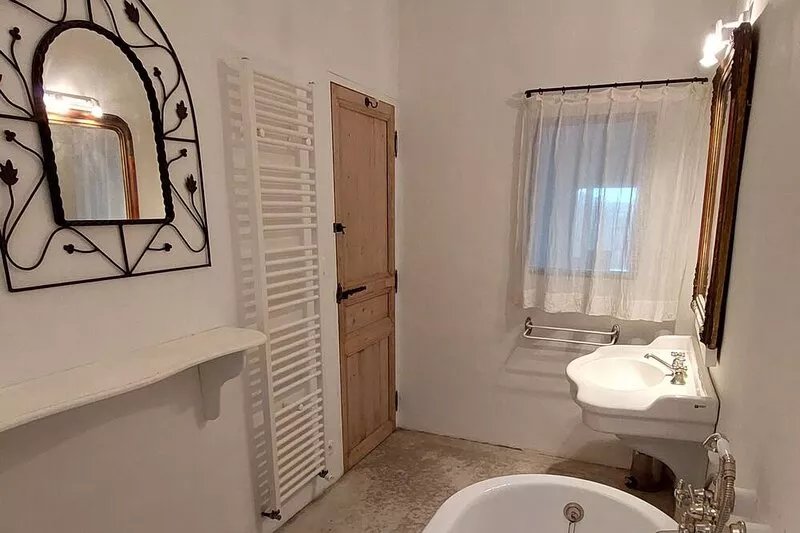 sublime terrace house in the heart of the village of Roussillon in the Luberon