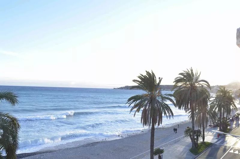 Blue Riviera: a splendid beachfront 1-bedroom apt w/stunning view