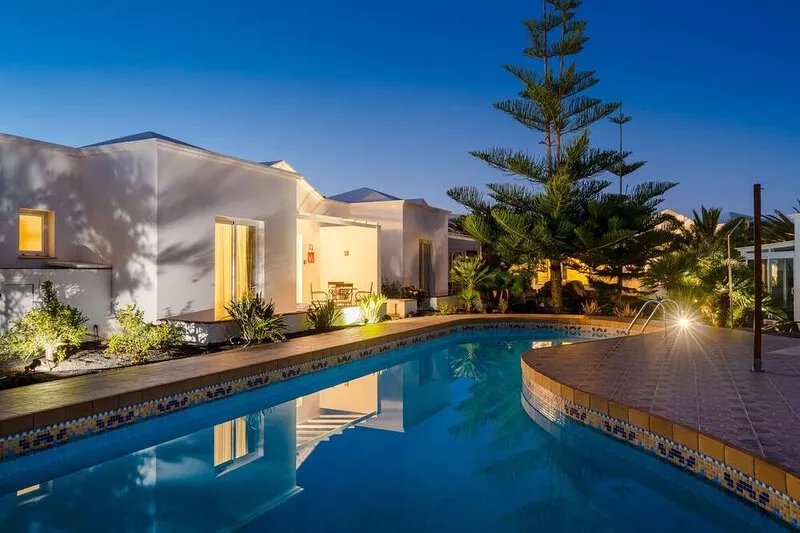 Luxurious B2 in a small complex with communal heated pool 100m from the sea
