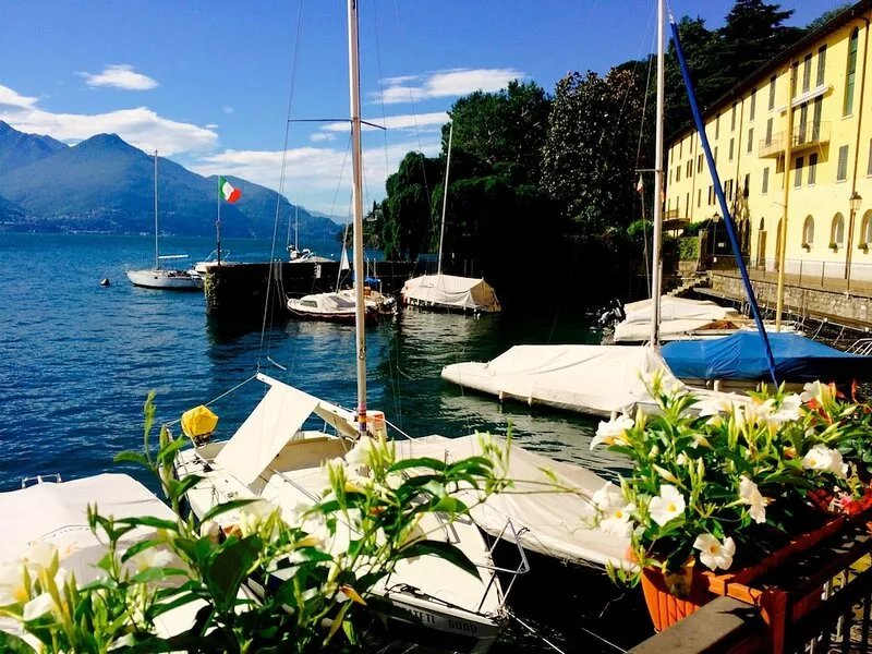 "Casa Azalea" - Lake Como view - garden and private parking - free WiFi