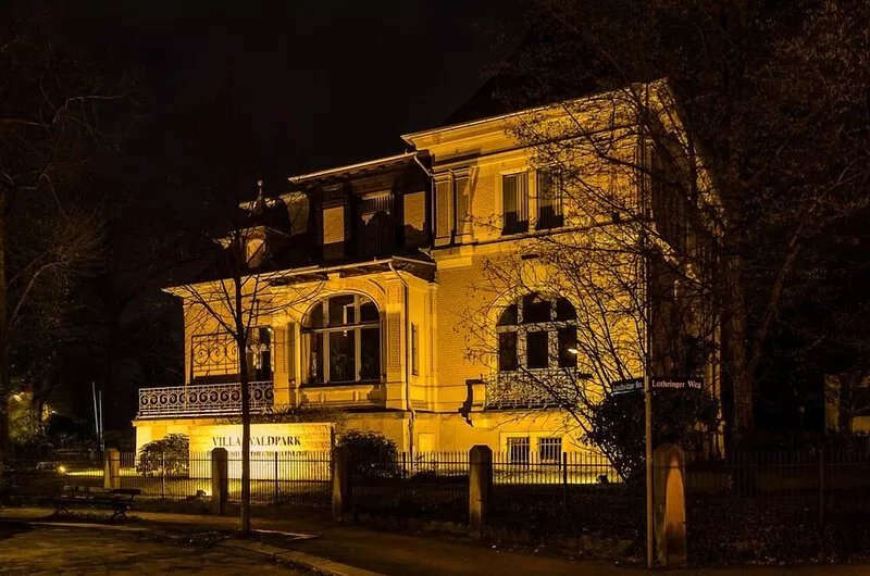High quality apartment (basement) in a listed villa in a prime location