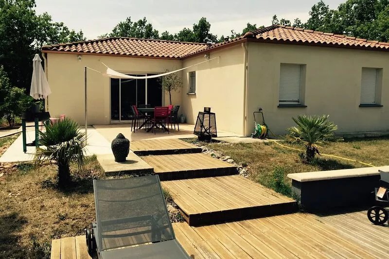 Single-storey house with private pool capacity 8 village of Lalbenque (1km)