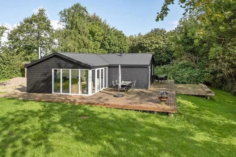 Delightful holiday cottage with view over the Limfjord. Wi-fi. Aircon.