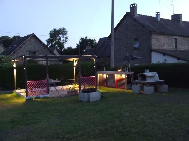 Tranquil, Farmhouse sleeps 6 comfortably, with private large swimming pool