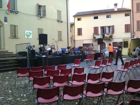 Piazza Matilde di Canossa