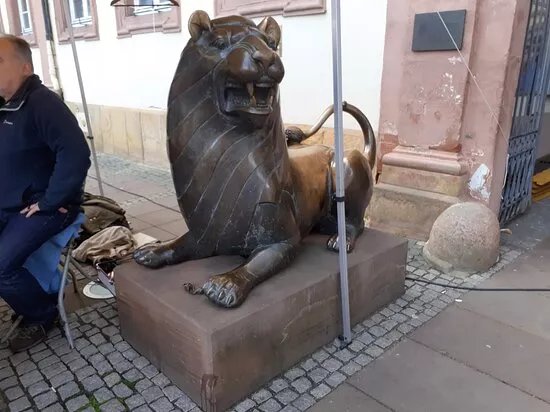 Bronzestatue Lowe Leo
