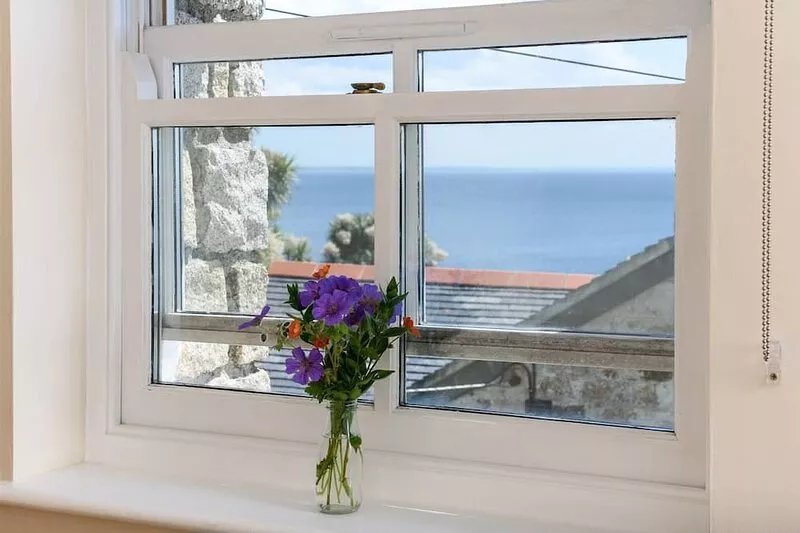 Mousehole Cottage, stylish with sea views, parking & close to village centre