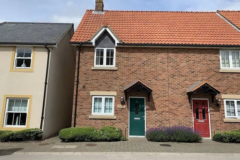Seaside Cottage -  a cottage that sleeps 4 guests  in 2 bedrooms