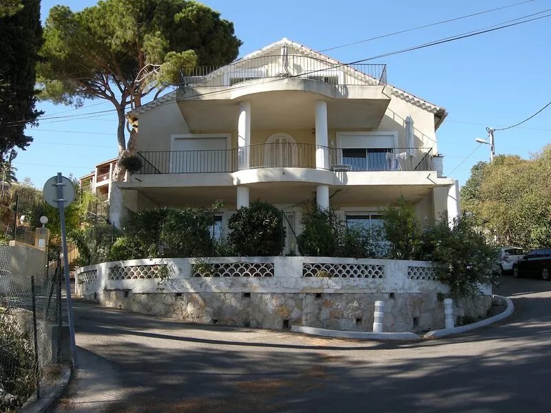 Large apartment , 1st floor, small garden, beach at 150 m. splendid view