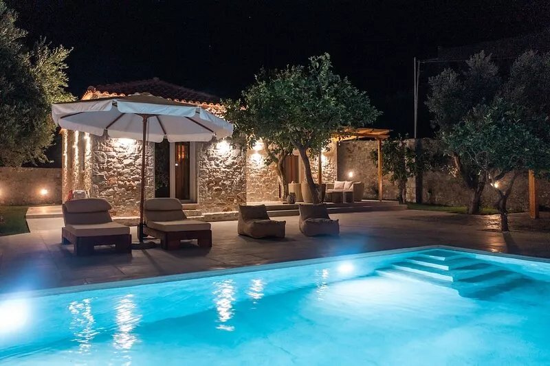 Private villa with pool near the sea!