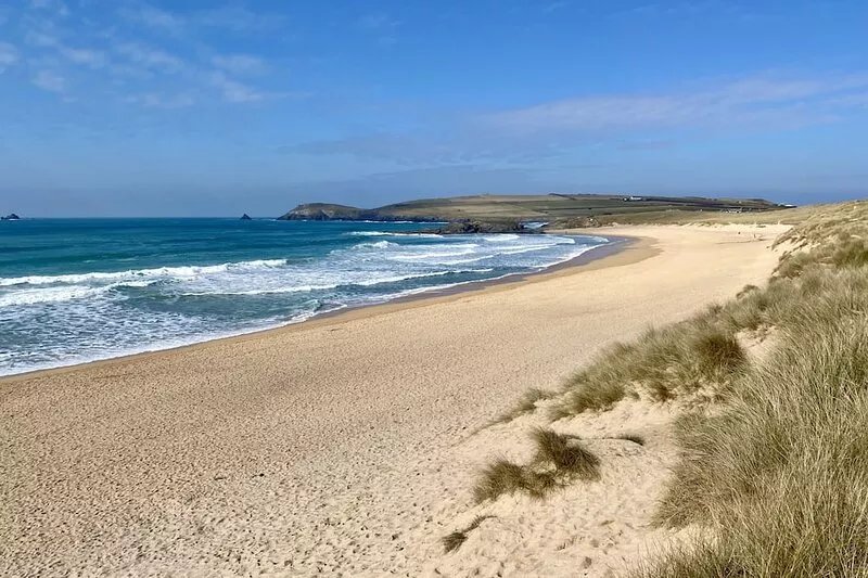 5 bed, 3 bath detached holiday home close to Constantine Bay beach with parking