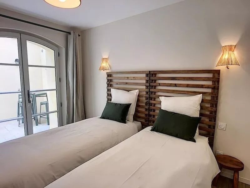 Luxury air-conditioned house with 4 bedrooms and patio