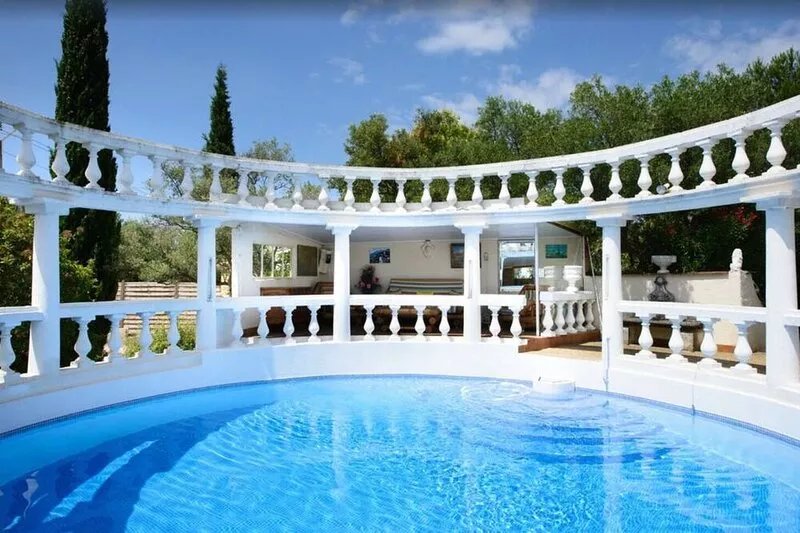 Unique hilltop villa in Provence, stunning private pool, 6+bdrms + optional gite