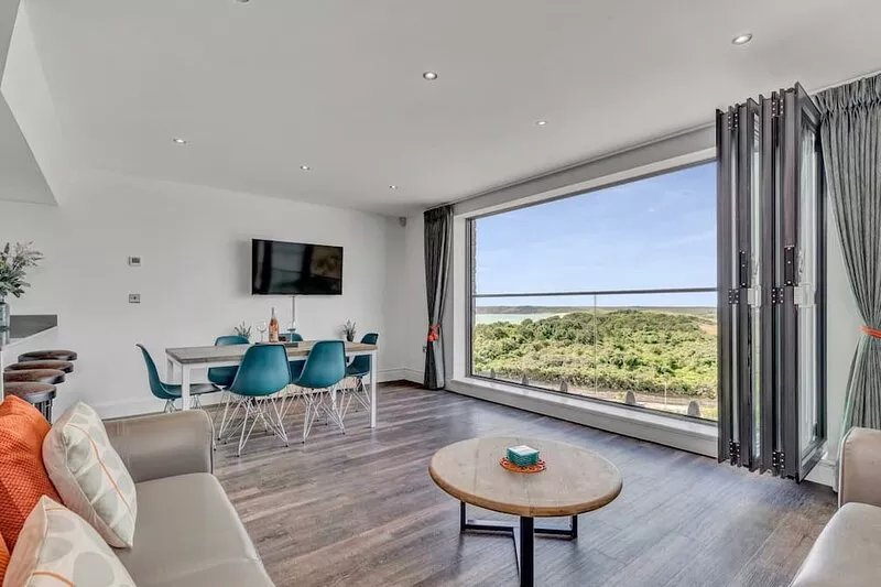 Luxury dog-friendly apartment overlooking Tenby’s Blue Flag South Beach.