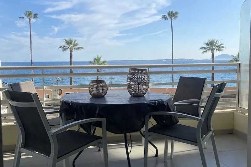 JUAN LES PINS Grand Studio Front de mer 4 Personnes