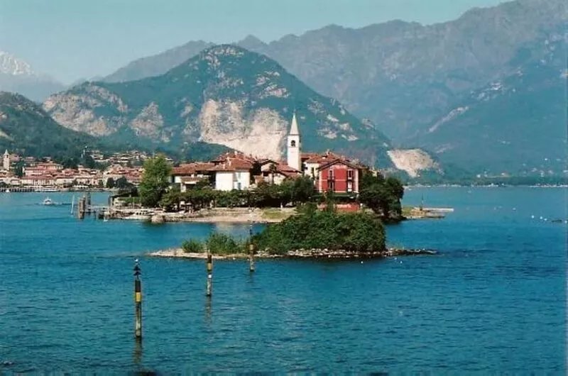 Apt + terrace, balcony, A/C and WiFi, in historic center of Stresa, just by