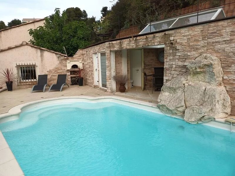 Low villa in the hills of Nice with heated pool