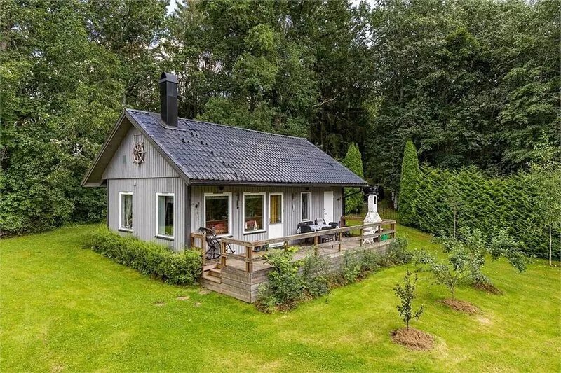 Holiday home on a waterfront property in Alaska-like nature