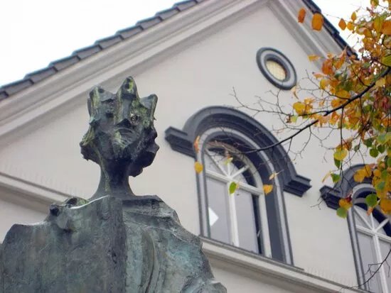 Marktbrunnen Mit Historischen Abbildungen Auf Bronzetafeln...