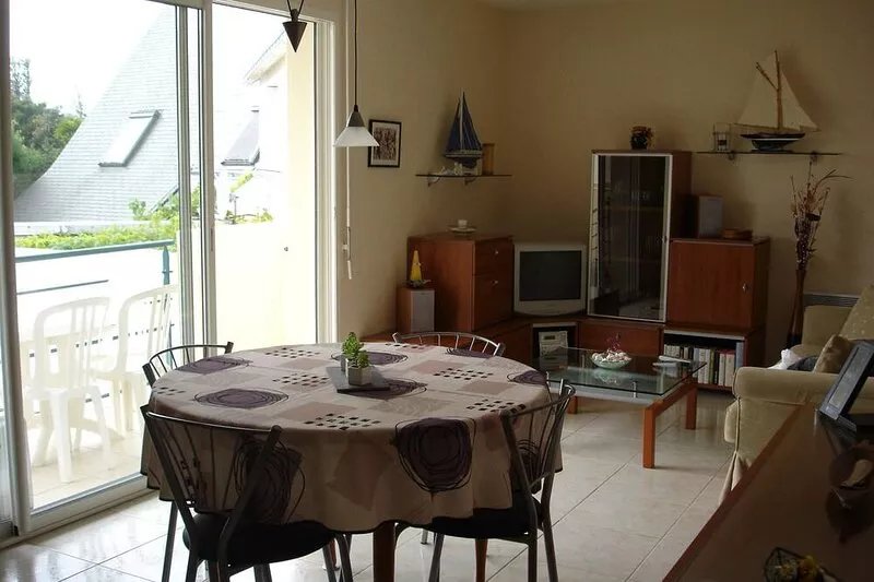 2 bedroom apartment close to shops, harbor and beach