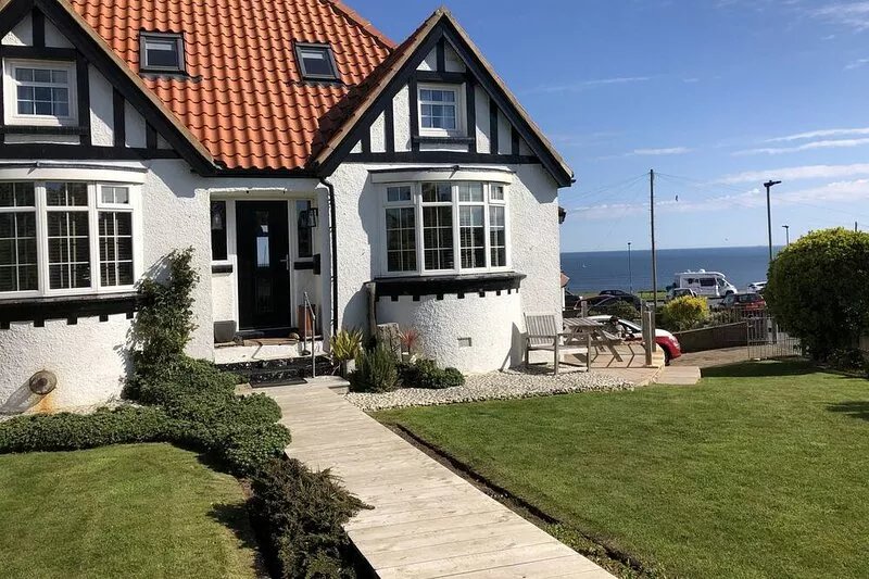 Stylishly decorated with sea views, close to the beach, golf course and harbour