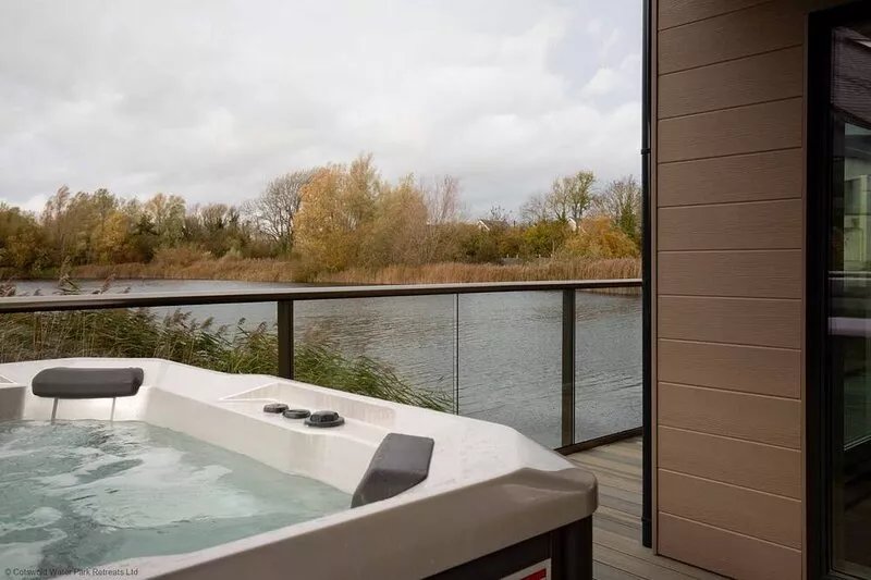 Luxurious Lakeside Retreat at Cotswold Water Park - At WatersEdge
