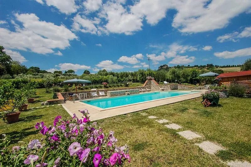 Detached house with private pool and panoramic view on the city of Orvieto.