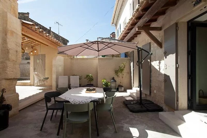 Architect-designed house in Provencal village center with swimming pool