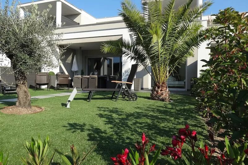Gorgeous contemporary villa with a great view - located in front of Saint-Tropez