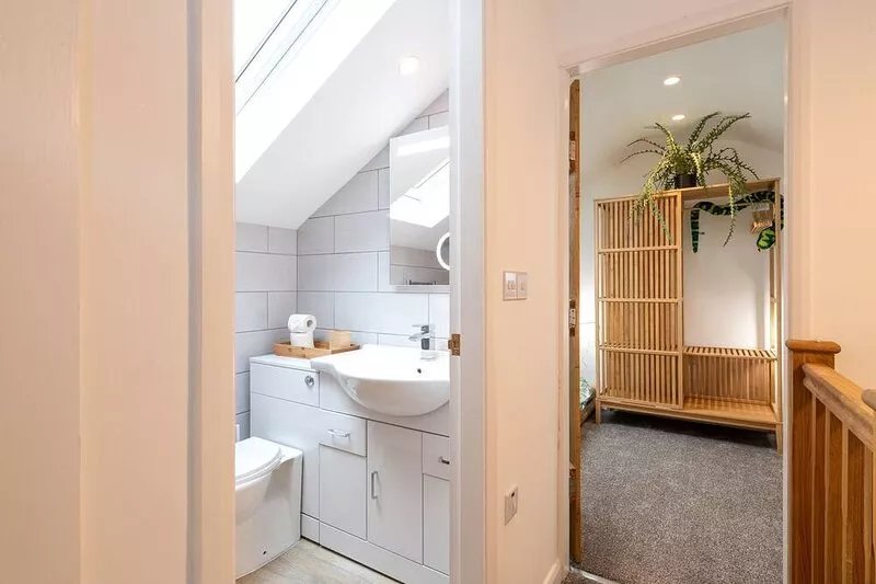 Kiloran: Modern pet-friendly holiday home in Rhosneigr, six guests, walk to