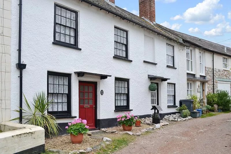 Pebbles is an 18th-century, former fisherman’s cottage, close to the estuary of