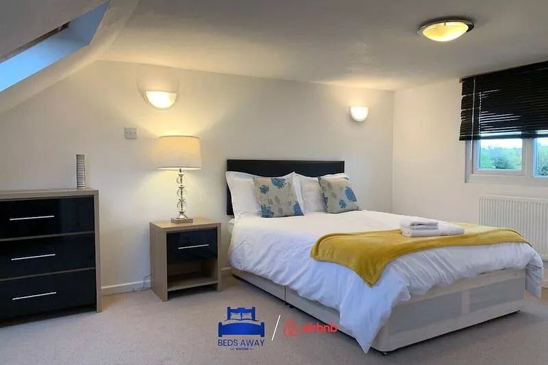 Spacious house sleeps 12 with garden and parking