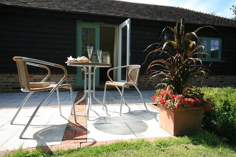Country Cottage Private Terrace Garden  Quiet Location Free Wifi Bus Stop 50yds