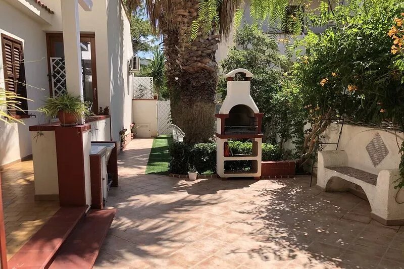 HOUSE WITH IDEAL GARDEN FOR FAMILIES AND GROUPS (NEAR THE SEA)