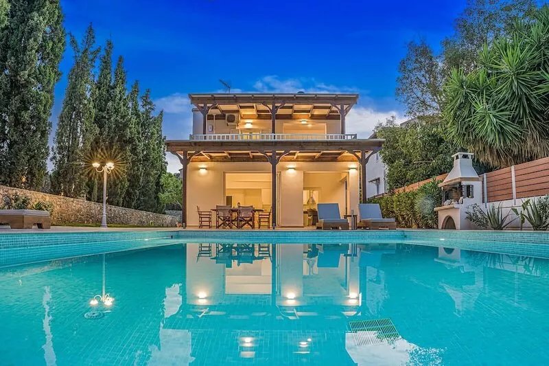 Luxury Villa Hera with private pool and beautiful garden with lawns. Sisi, Crete